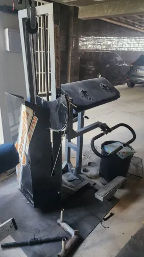 Maquina biceps academia