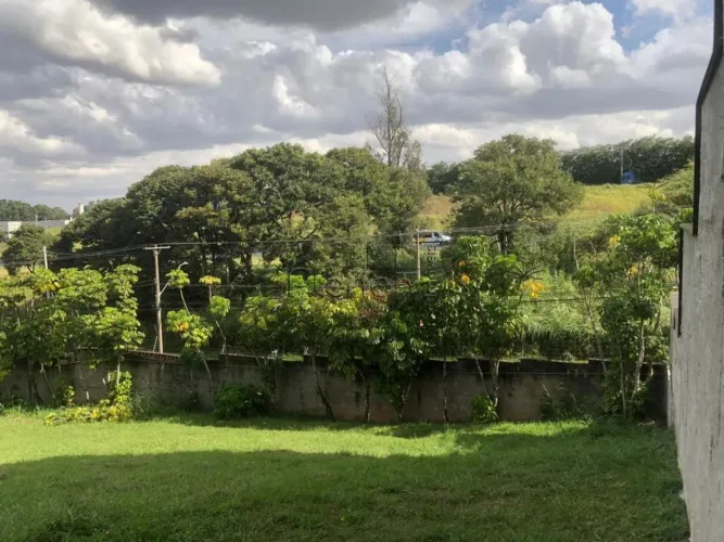 Terreno à Venda no Condomínio Residencial Vila Lombarda, em Valinhos, no bairro Joapiranga