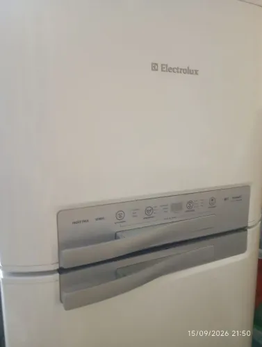 Só hoje não entrego geladeira semi nova 1200 reais