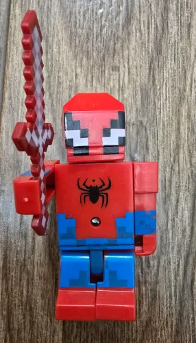 Boneco Homem Aranha estilo Minecraft com espada