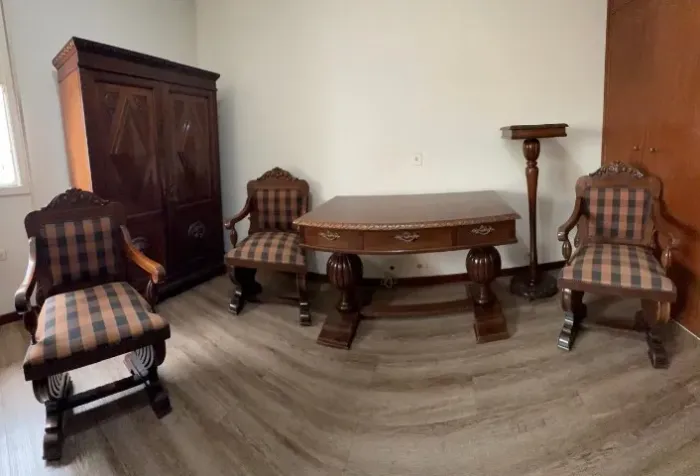 Conjunto Armário, Mesa e 3 Cadeiras