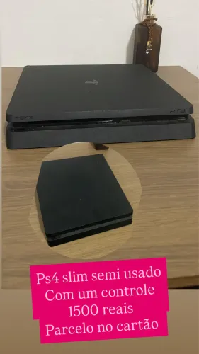Ps4 slim usado com um controle