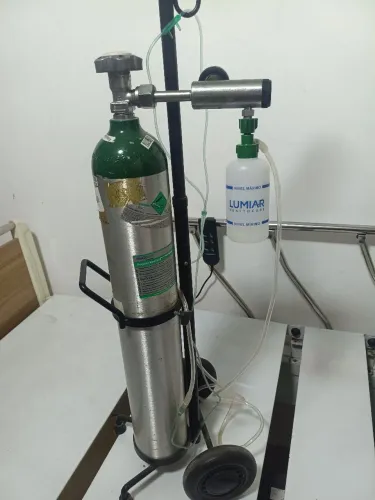 Garrafa portátil de oxigênio hospitalar com carrinho