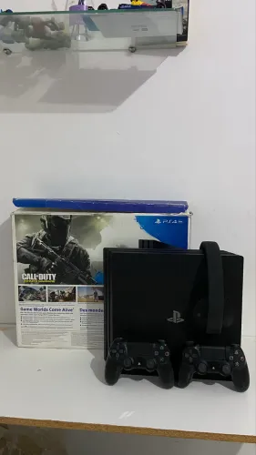 PS4 PRO 1TB+HEADSET GAMER E 2 CONTROLES