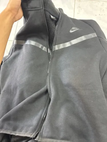 Nike Tech Fleece com zíper frontal estragado