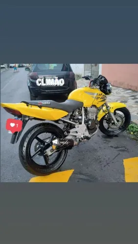 Moto filé só pegar e andar sem muitas coisas para fazer nela,está praticamente toda nova 