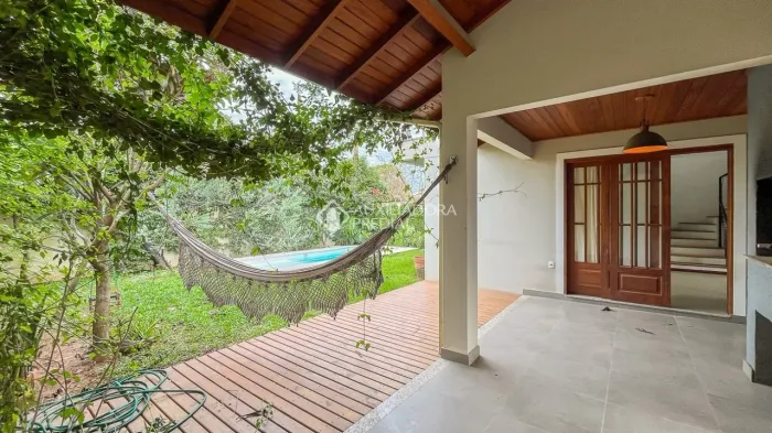 Ponto nobre, fácil acesso e cercada de comércio e serviços. Casa pronta para criar memória