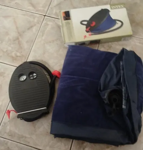 Colchão inflável casal + bomba de pé Intex