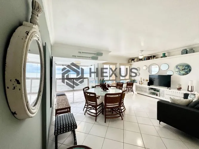 Apartamento frente mar reformado com varanda na Praia das Pitangueiras, Guaruja
