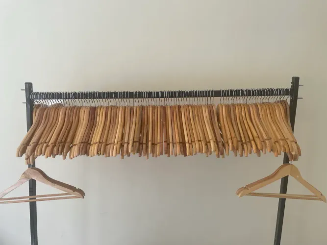 Cabides de madeira e de alumínio em perfeito estado
