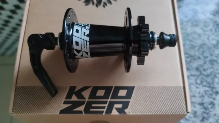 Cubo dianteiro KOOZER XM490 PRO 28 furos eixo de aço