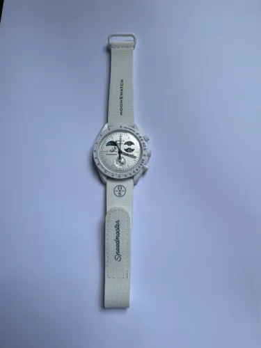 Omega Swatch Mission to The Moonphase Snoopy Branco