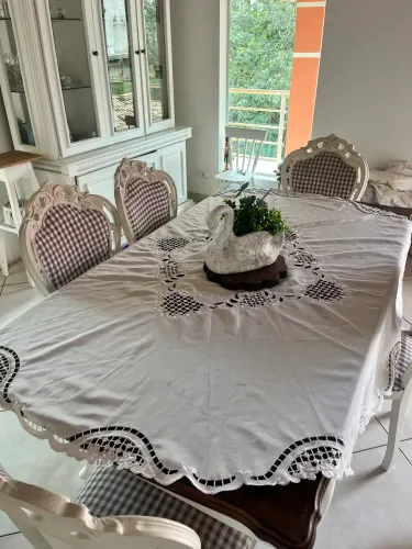 Toalha de mesa bordada na cor branca off-white 177 cm diâmetro