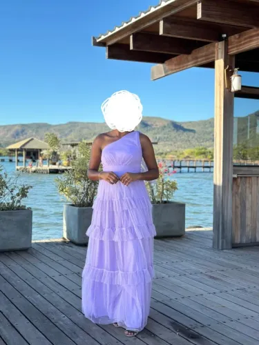 Vestido de festa lilás e colar ponto de luz 