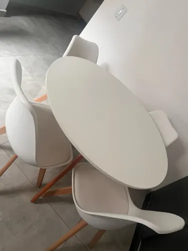 Mesa com 4 cadeiras