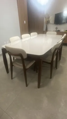 Mesa com 8 cadeiras (Tampão vidro)