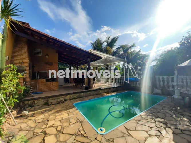 Casa à venda no bairro Dom Bosco, com 450 m²; de área, 05 quartos, 01 suíte, 04 banheiros