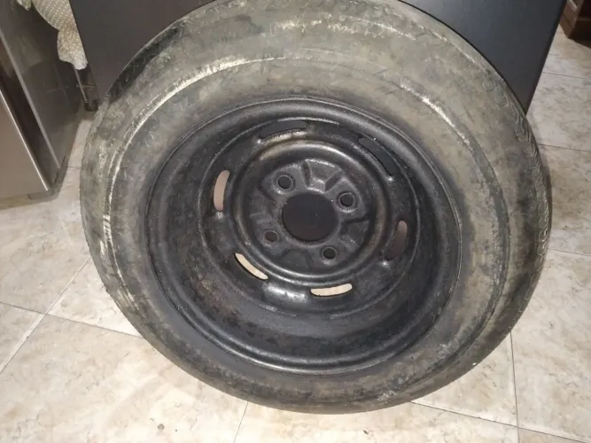 Roda de carro Pneus com aro 14 usado meia vida estepe de carro