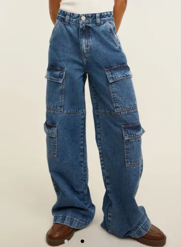 Vende-se calça jeans cargo com bolsos feminina