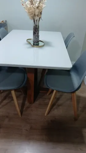 Mesa tampo de vidro com 4 cadeiras