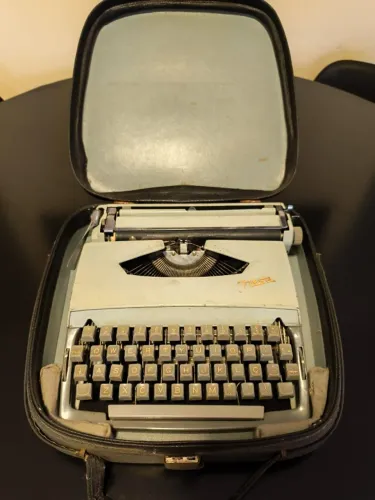 Máquina de escrever Nisa Vintage com Maleta