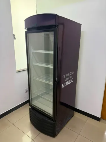 Cervejeira Expositora Vertical Grande com Porta de Vidro