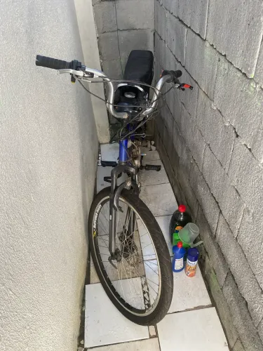 Motorizada Azul freio no pé