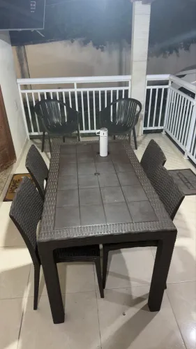 Conjunto de mesa com 4 cadeiras mais 2 bancos área externa marca PLASÚTIL