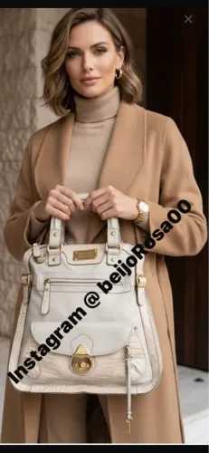 Bolsa Off-White Texturizada Bolsa Casual Fina Off-White com Ferragens Douradas