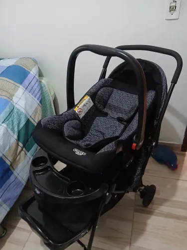 Vendo carrinho + bebê conforto