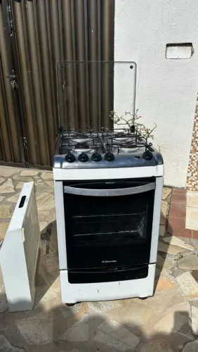 Oportunidade! Vendo fogão Eletrolux Super Chefe super conservado e exaustor de ar