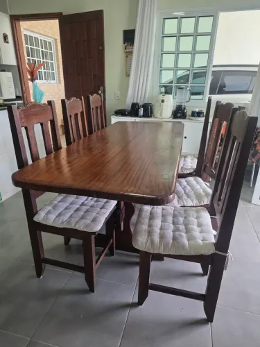 Mesa de jantar em madeira maciça com seis cadeiras