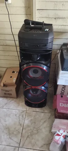 torre de som LG xboom com controle remoto.