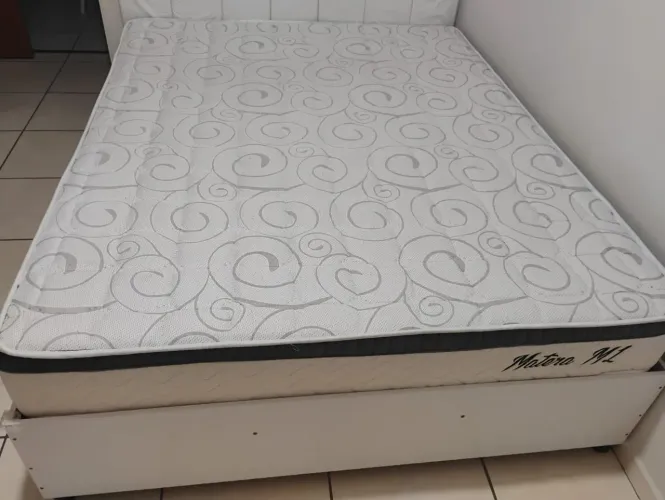 Cama e colchão casal Queen semi novos 