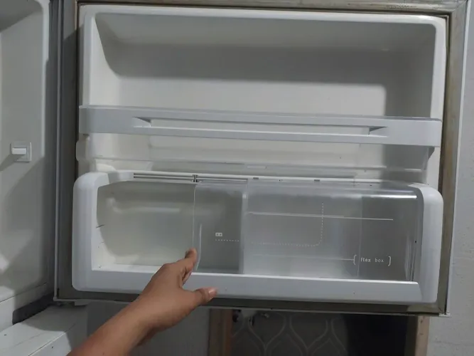 Está geladeira está à venda