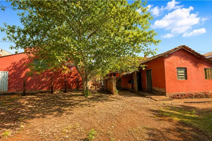 Chácara de uso misto com 2 casas e terreno amplo 1.146m2, centro Serrana .