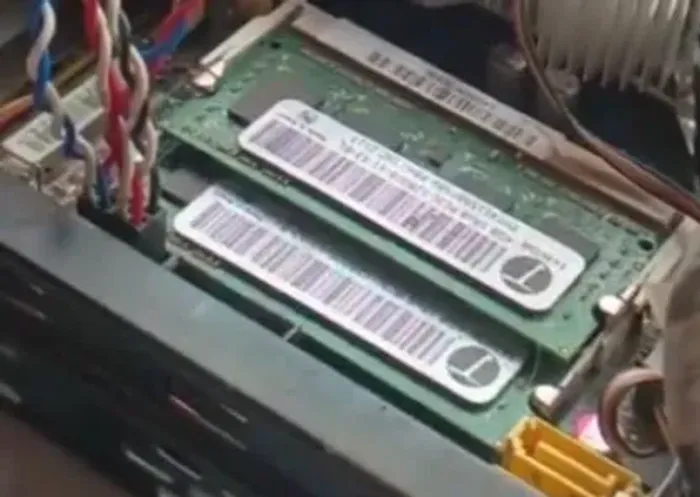 Duas memórias RAM DDR3 para notebook, 4 GB cada (total de 8 GB). Aceito trocas também.
