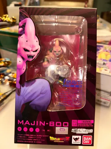 Esta é uma figura colecionável Bandai Figuarts Zero de Majin Boo, feita de PVC.