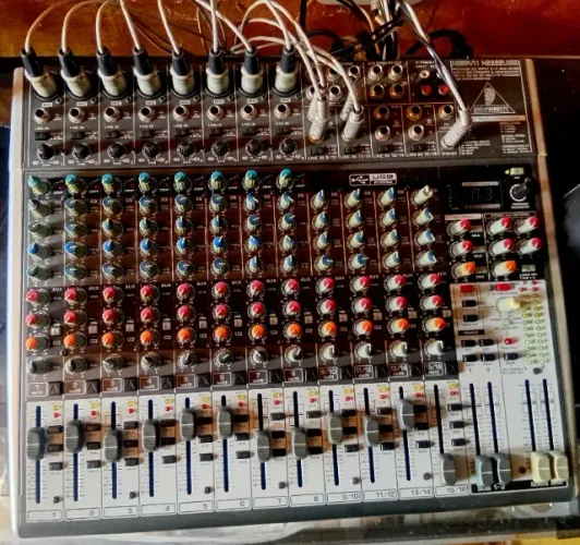 Mixer behringer xenix 2222 USB, 12 canais, com efeito, phanton Power, perfeito estado.