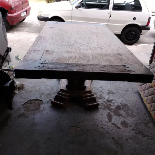 8 Cardeira antiga com mesa de madeira 