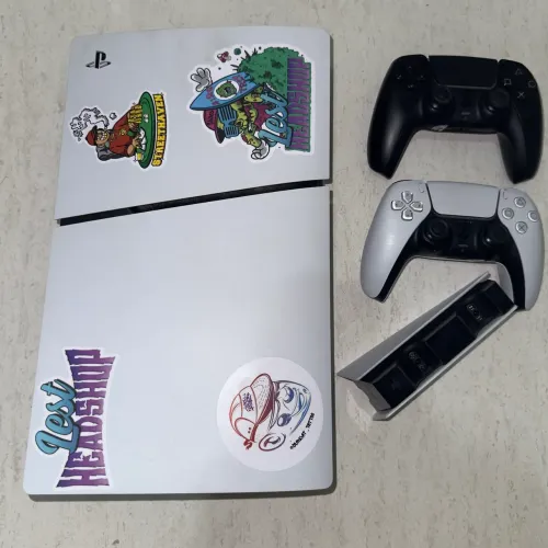 Ps5 Slim 1Tb Leitor + Digital 5 meses de uso, + 2 controles + base