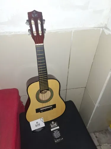 Cavaquinho e afinador