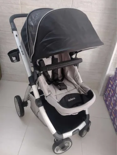 Carrinho Dzieco Maly Cinza e Preto com Base do Carro + Bebê conforto
