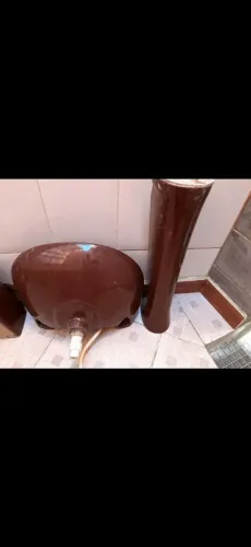 Pia Lavatório para banheiro e caixa acoplada para vaso, cor vinho, não temos o vaso.