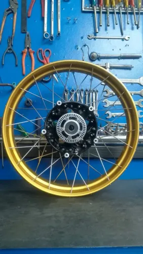 Roda dianteira de Bmw GS 1250 em ótimo estado