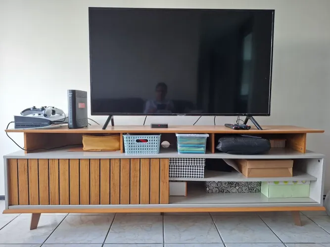 Rack para TV em MDF com nichos e acabamento amadeirado