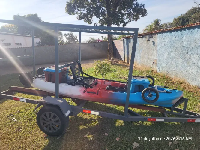 Vendo carreta com dois caiaques para pesca e um motor.