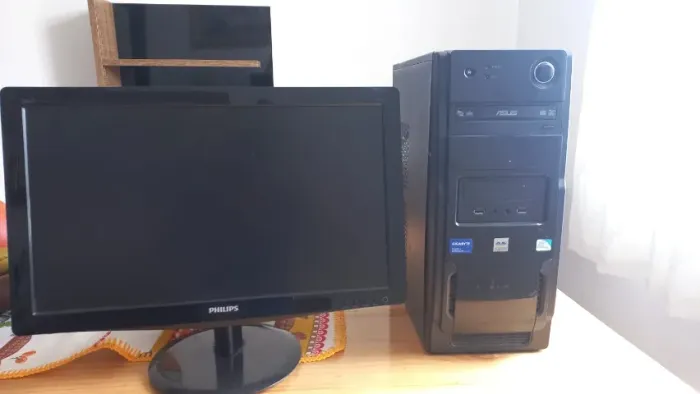 Pc de mesa + Monitor Philips