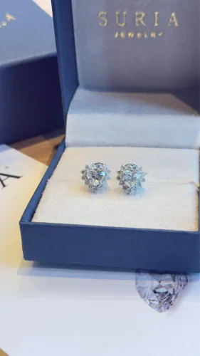 Brinco Solitário Diamante Coração e Brilhantes 2.5 CT