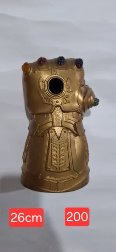 réplica colecionável da Manopla do Infinito do personagem Thanos, da Marvel